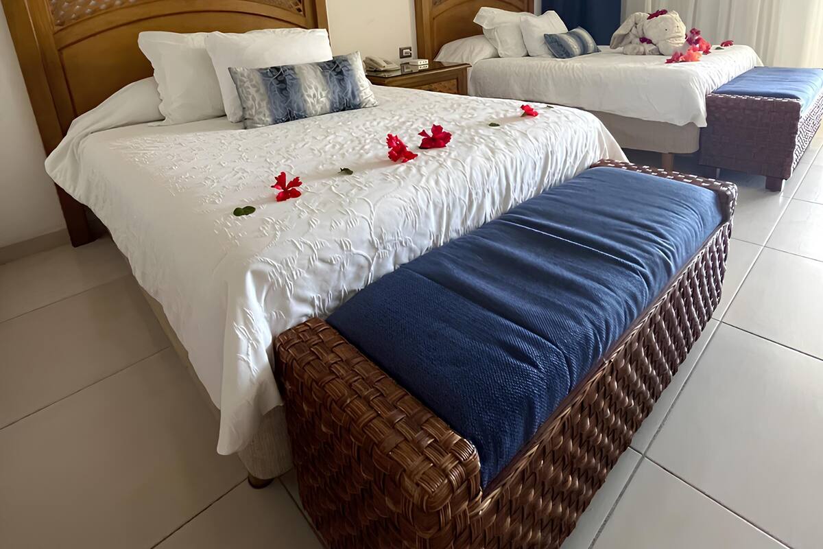 Junior Suite | Minibar, in-room safe, iron/ironing board (on request), WiFi (free)