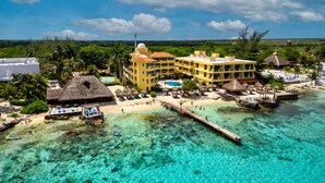A resort with a pool, beach, and clear waters. - Hotel Playa Azul Cozumel (Cozumel)