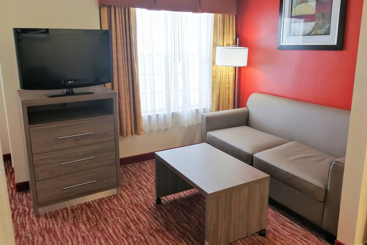 Desk, soundproofing, iron/ironing board, free WiFi