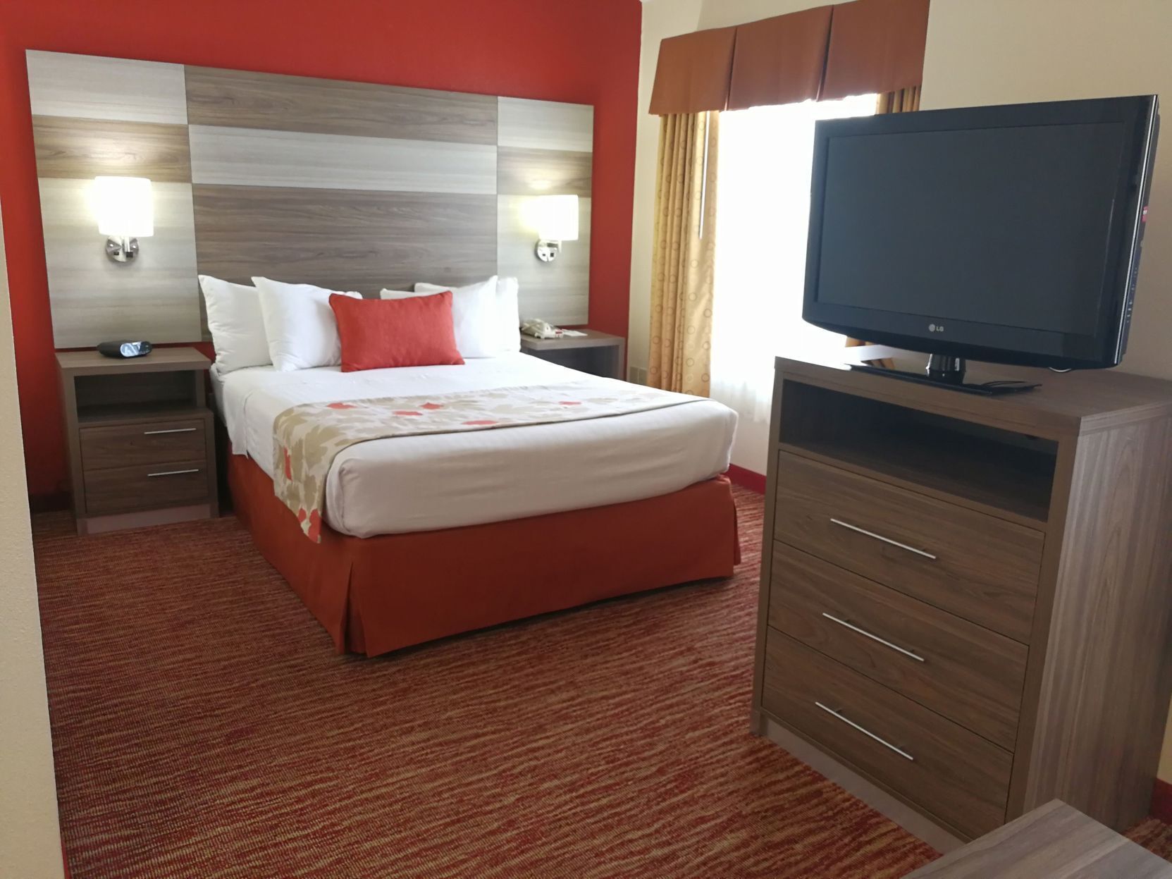 Desk, soundproofing, iron/ironing board, free WiFi