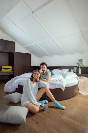 Premium bedding, in-room safe, desk, laptop workspace - Apple Country Resorts - A Vegetarian Place (Manali)