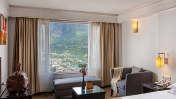 Premium bedding, in-room safe, desk, laptop workspace