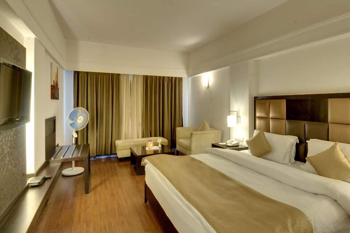 deluxe room, 1 king bed | premium bedding, in-room safe, desk, laptop workspace