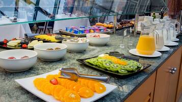Petit déjeuner buffet (12.50 EUR par personne)