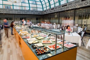 Tägliches Frühstücksbuffet (12.50 EUR pro Person)