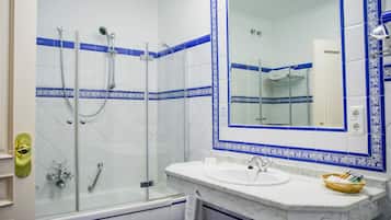 Un baño con bañera, ducha y lavabo.
