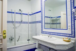 Tina, secadora de cabello, bidet, toallas 