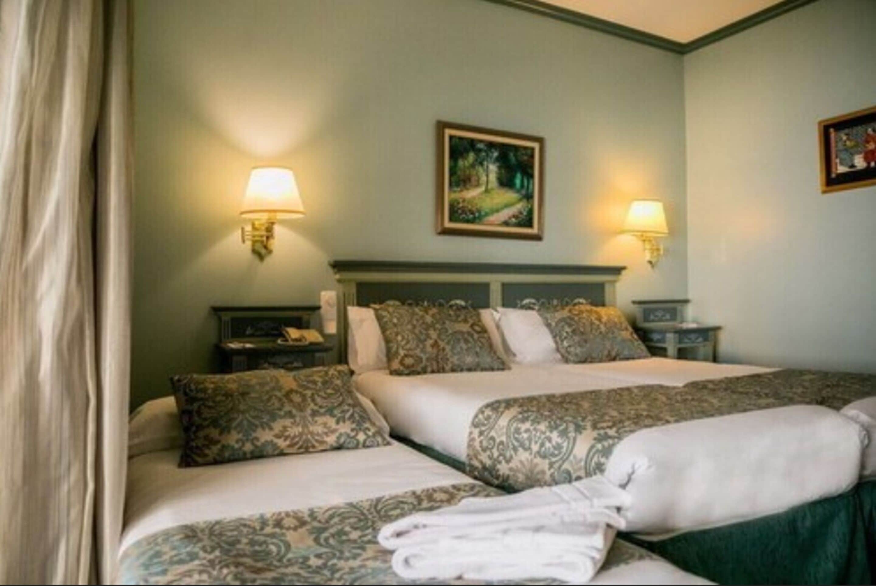 triple room | 1 bedroom, minibar, in-room safe, desk