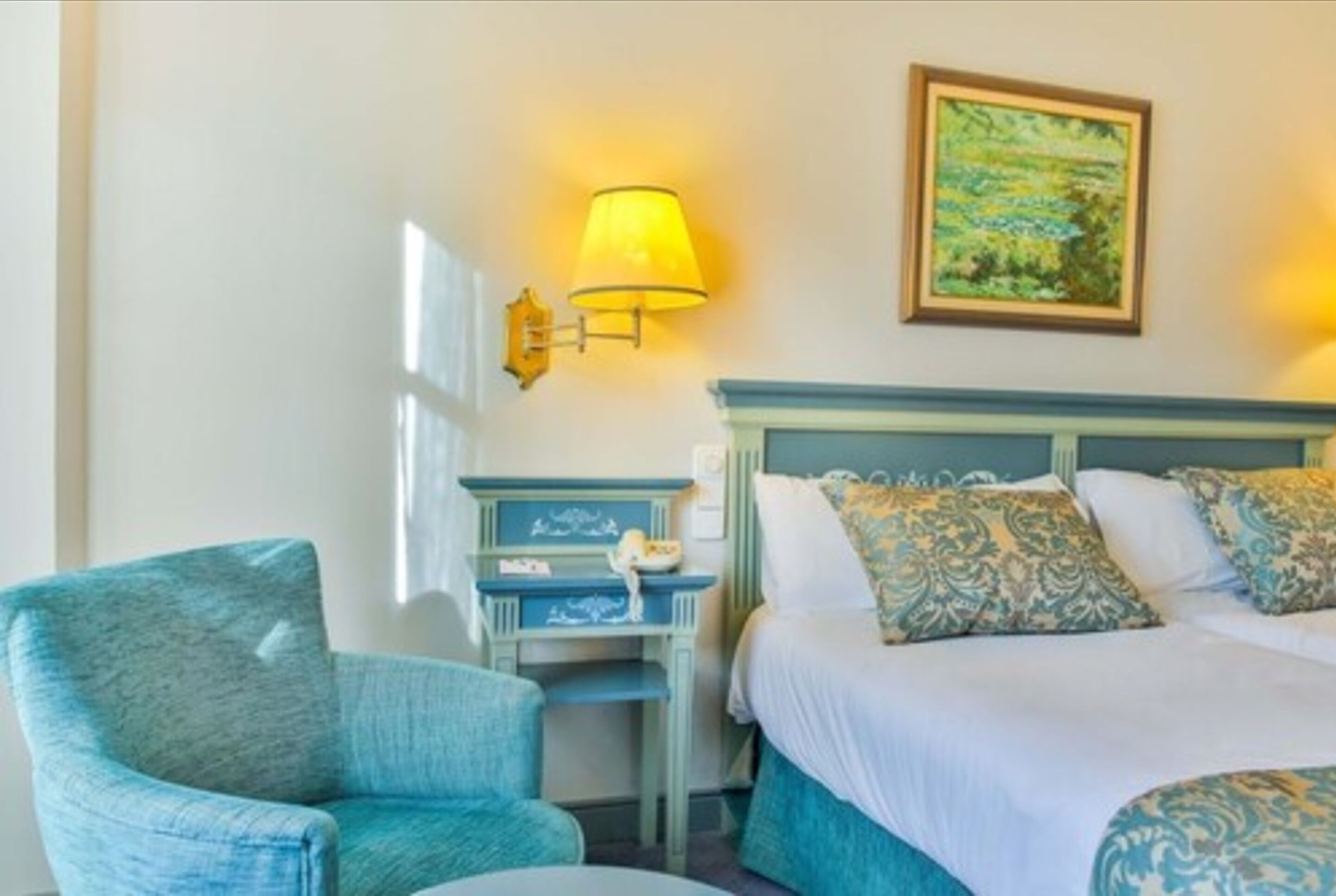 Een minibar, een kluis op de kamer, een bureau