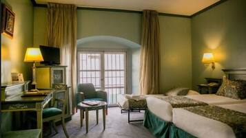 Minibar, coffres-forts dans les chambres, bureau