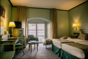 Triple Room | 1 bedroom, minibar, in-room safe, desk