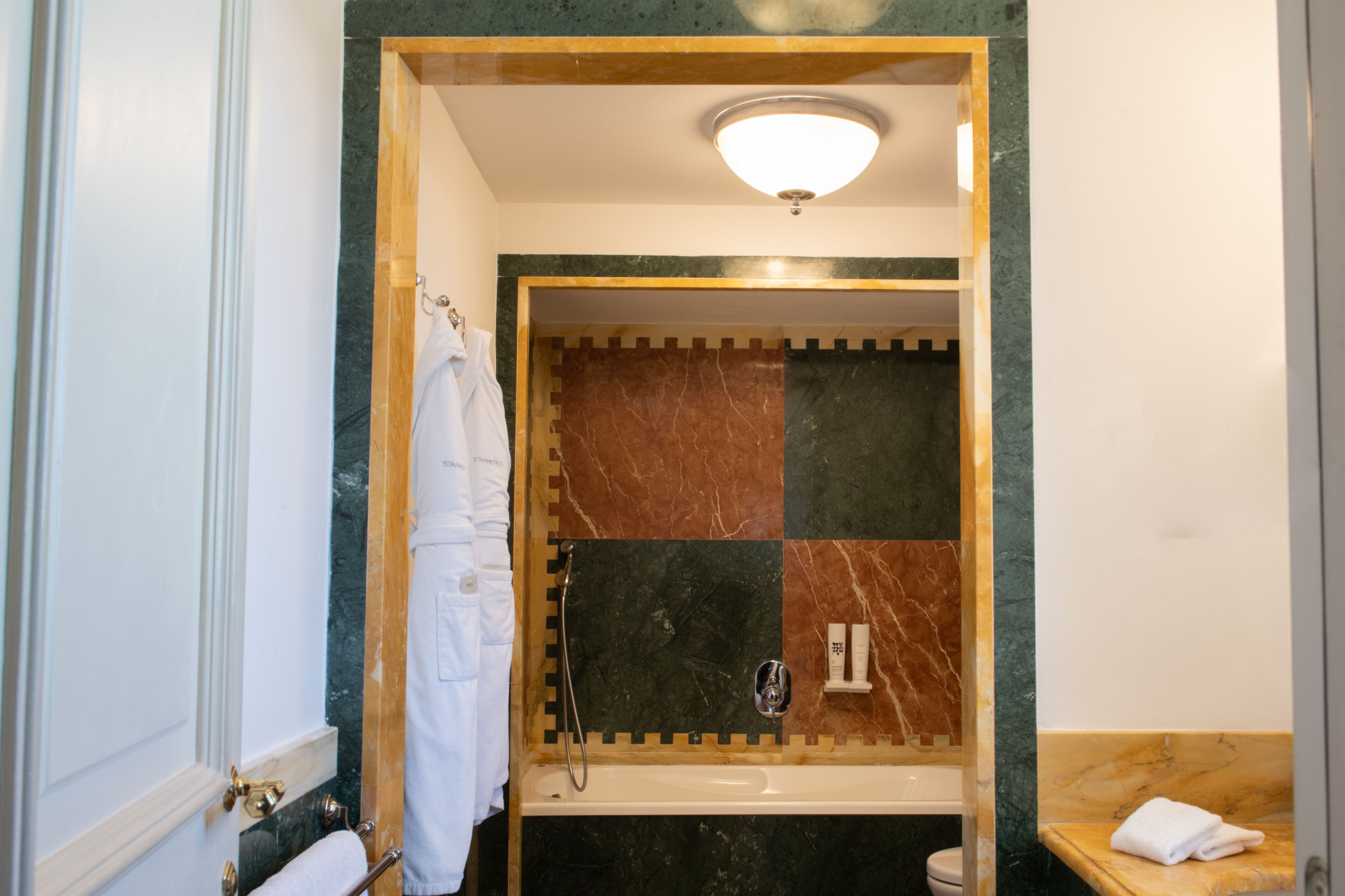 Une salle de bain avec une baignoire, une douche et des toilettes.
