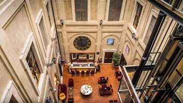 2 bars/lounges