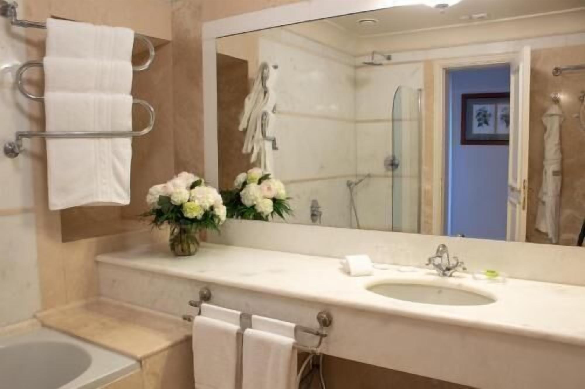 Bathroom | Combined shower/tub, designer toiletries, hair dryer, bathrobes