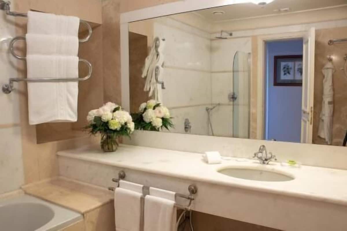 Bathroom | Combined shower/tub, designer toiletries, hair dryer, bathrobes