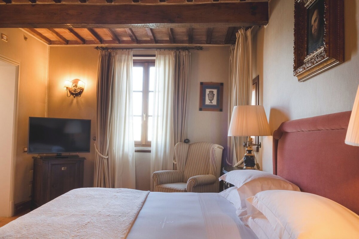 Premium bedding, down duvets, minibar, in-room safe