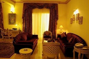 Deluxe-Suite | Wohnzimmer | 40-Zoll-Flachbildfernseher mit Kabelempfang, Fernseher