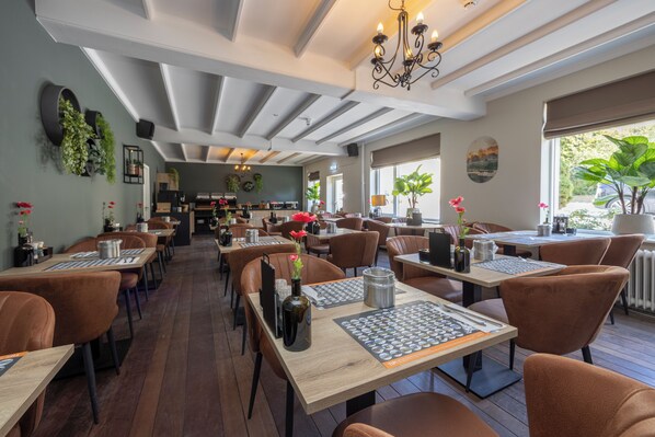 Bữa sáng kiểu Âu hàng ngày (18.50 EUR/mỗi người) 