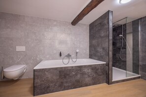 Phòng đôi tiện nghi đơn giản | Phòng tắm | Đồ dùng nhà tắm thân thiện với môi trường, máy sấy tóc, khăn tắm 