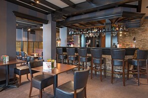 2 Bars/Lounges
