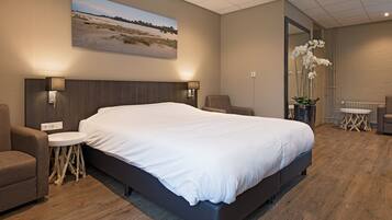 Suite | Een bureau, verduisterende gordijnen, babybedden, extra bedden