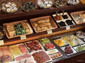 Buffet déjeuner (15.5 EUR par personne)