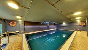 Piscine intérieure