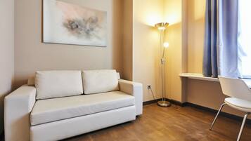 Minibar, pengeskab på værelset, skrivebord