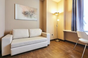 Minibar, in-room safe, desk, laptop workspace - Hotel Silken Monumental Naranco (Oviedo)