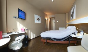 Minibar, Zimmersafe, Schreibtisch, laptopgeeigneter Arbeitsplatz