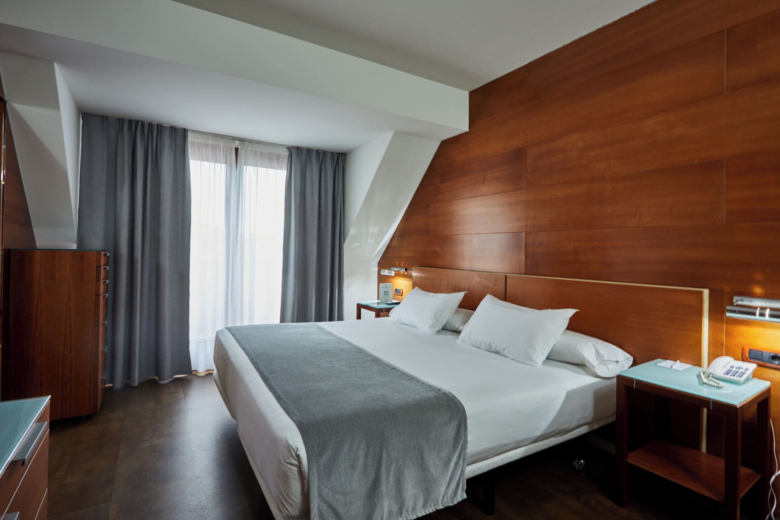 Minibar, caja fuerte, escritorio y espacio para trabajar con un portátil