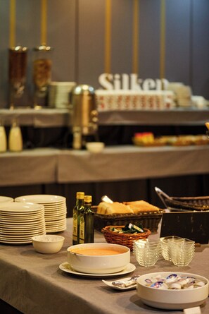 Petit déjeuner buffet servi tous les jours en supplément