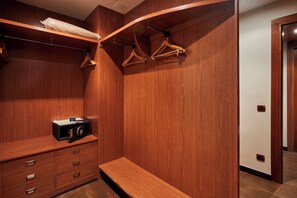 Minibar, caja fuerte, escritorio y espacio para trabajar con un portátil