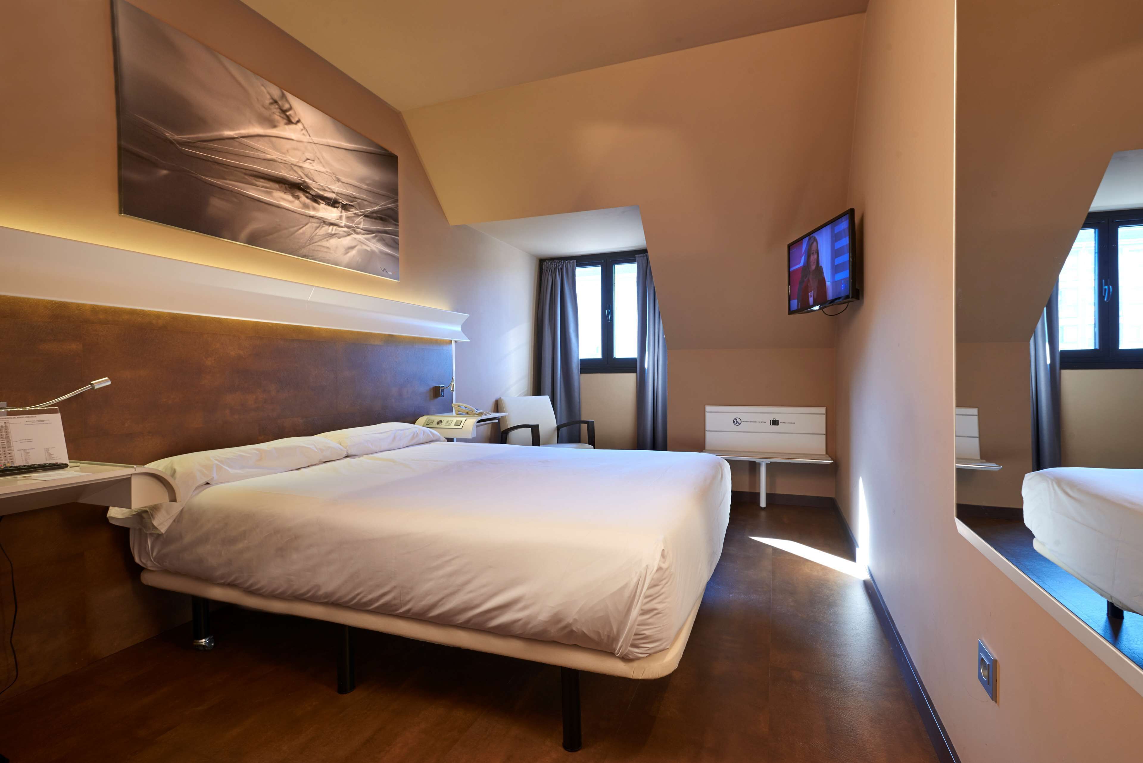 minibar, in-room safe, desk, laptop workspace