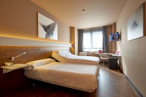 Chambre Standard (+ extra bed Adult) | Minibar, coffres-forts dans les chambres, bureau