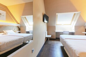 Minibar, Zimmersafe, Schreibtisch, laptopgeeigneter Arbeitsplatz