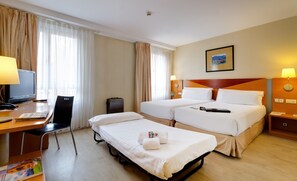 A hotel room with two beds, a desk with a computer, a chair, and a small table with a lamp. - Oca Villa de Avilés Hotel (Aviles)