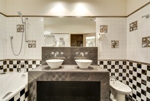 Free toiletries, hair dryer, towels, soap - Villa Lutece Port Royal (Paris)