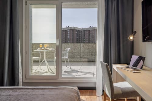 Quarto casal superior | Edredons de pluma, cofres nos quartos, escrivaninha