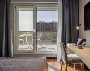 高级双人房 | 羽绒被、客房内保险箱、办公桌、笔记本电脑工作区