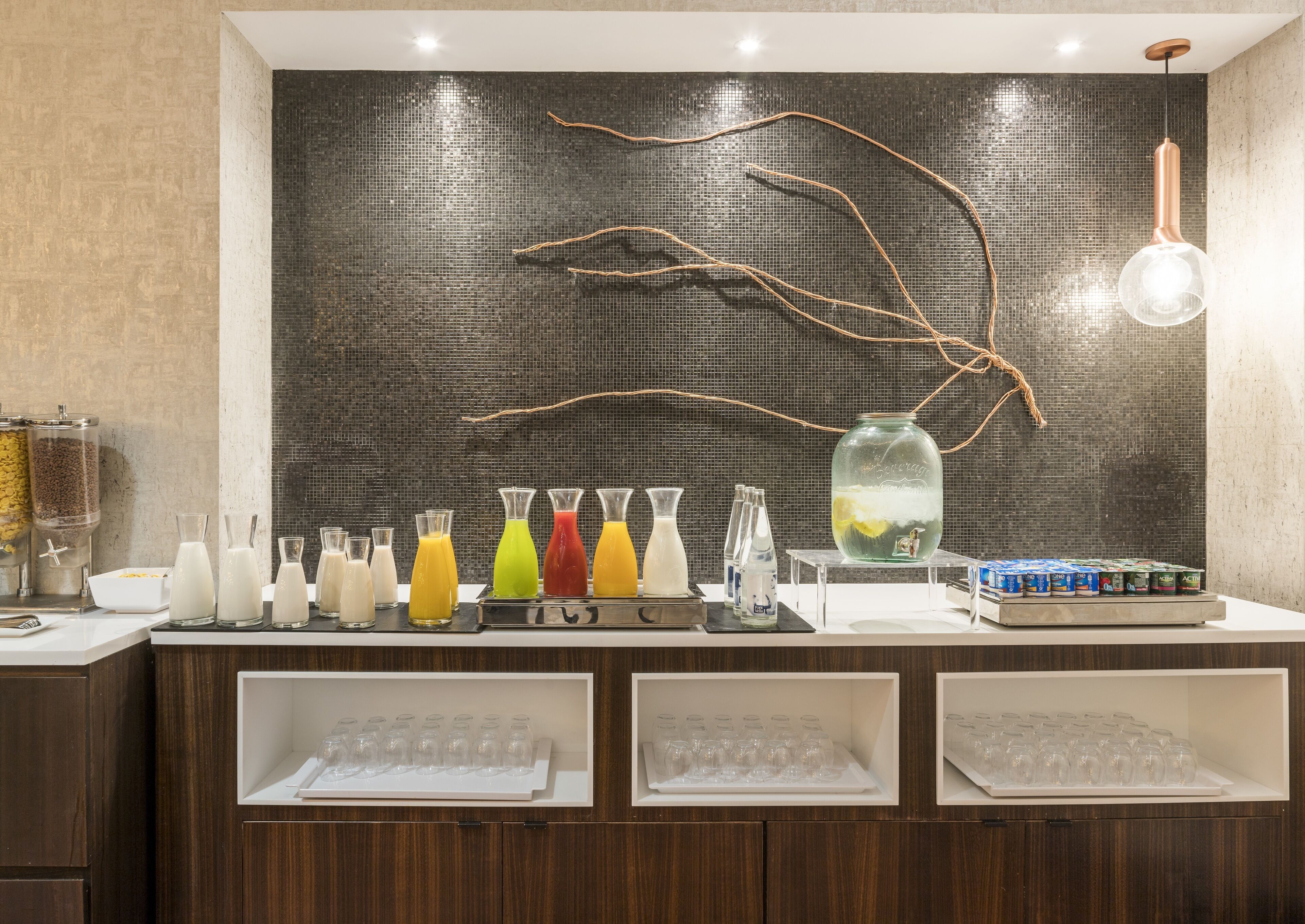 Un espacio con bebidas variadas y un jarrón decorativo.