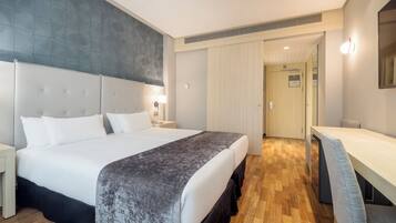 Kamar Double | Selimut bulu angsa, brankas, meja kerja, dan ruang kerja ramah laptop