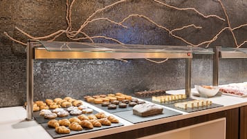 Desayuno buffet diario (EUR 18 por persona)