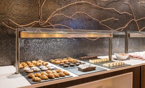 Desayuno buffet diario (EUR 17 por persona)