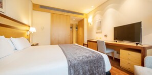 Down duvets, in-room safe, desk, laptop workspace