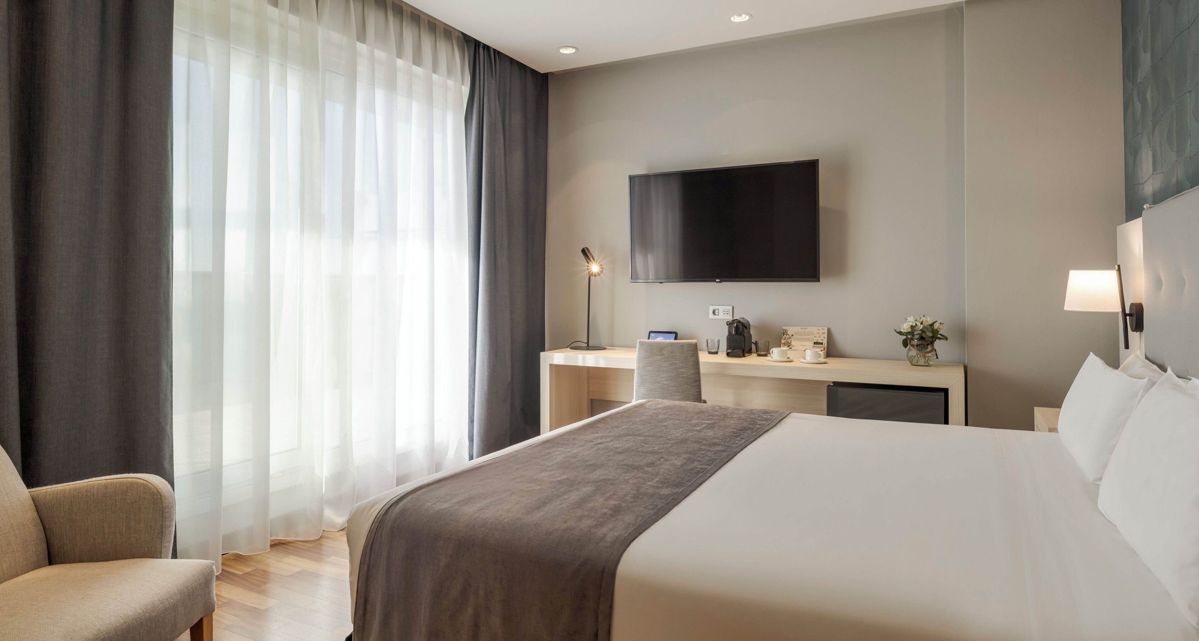 Kahden hengen superior-huone | Untuvapeitot, tallelokero huoneessa, työpöytä