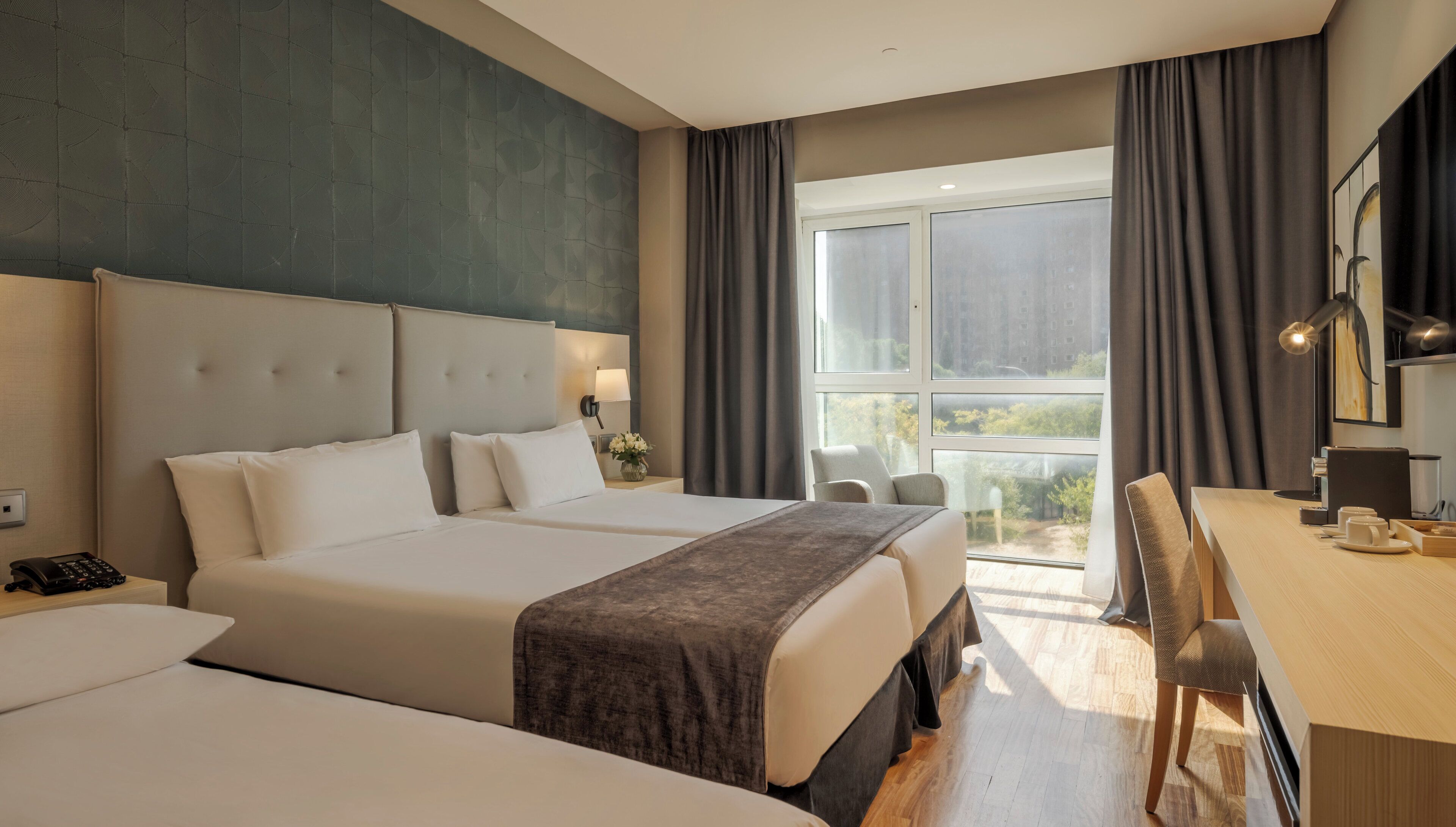 Untuvapeitot, tallelokero huoneessa, työpöytä