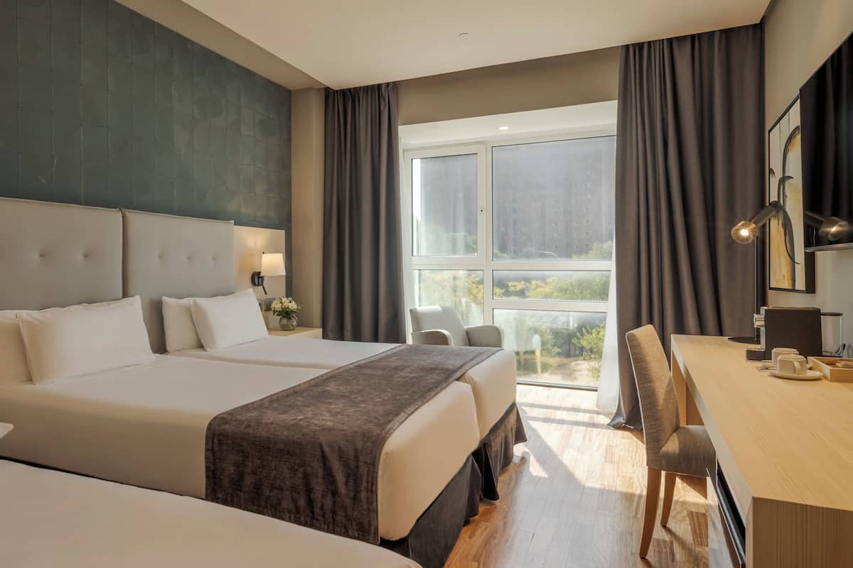 Edredones de plumas, caja fuerte, escritorio