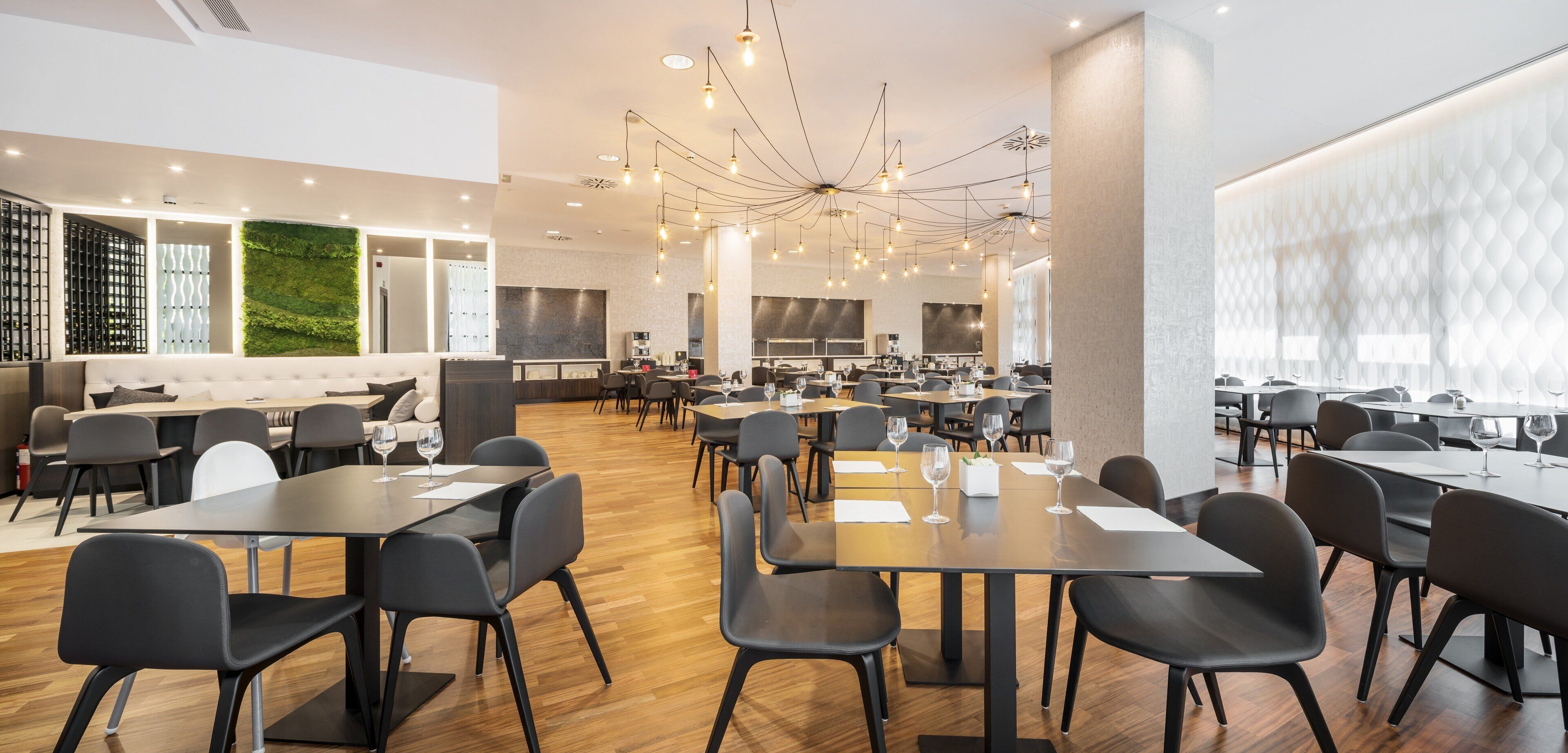 Petit déjeuner, déjeuner et dîner servis sur place