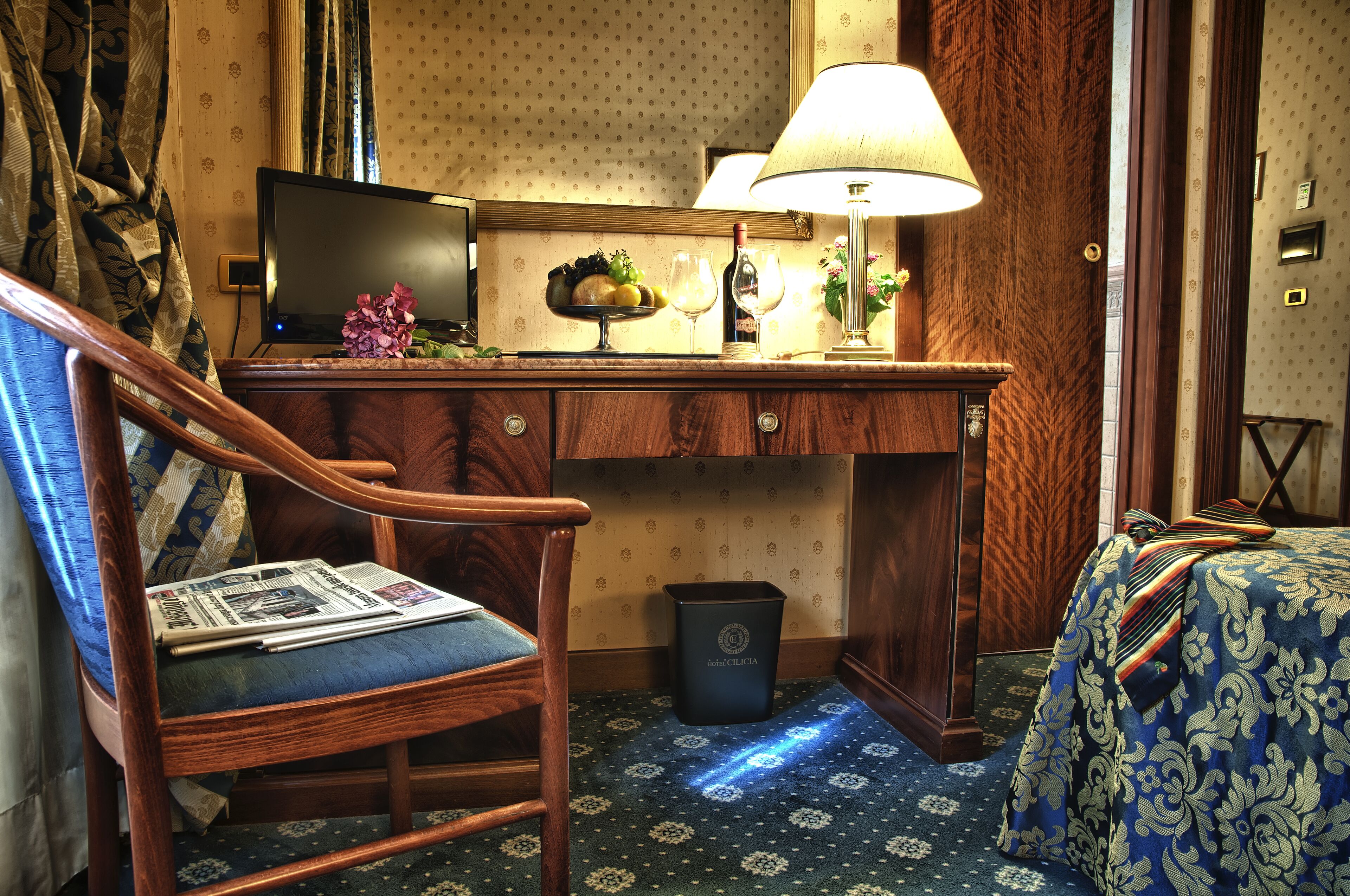 Een minibar, een kluis op de kamer, een bureau, geluiddichte muren